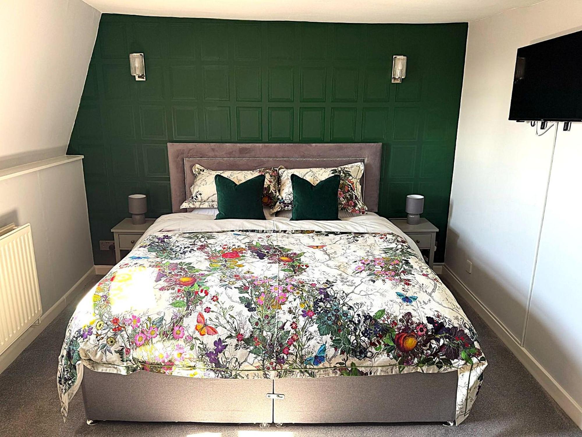 The White Hart Hotel Atworth Luaran gambar