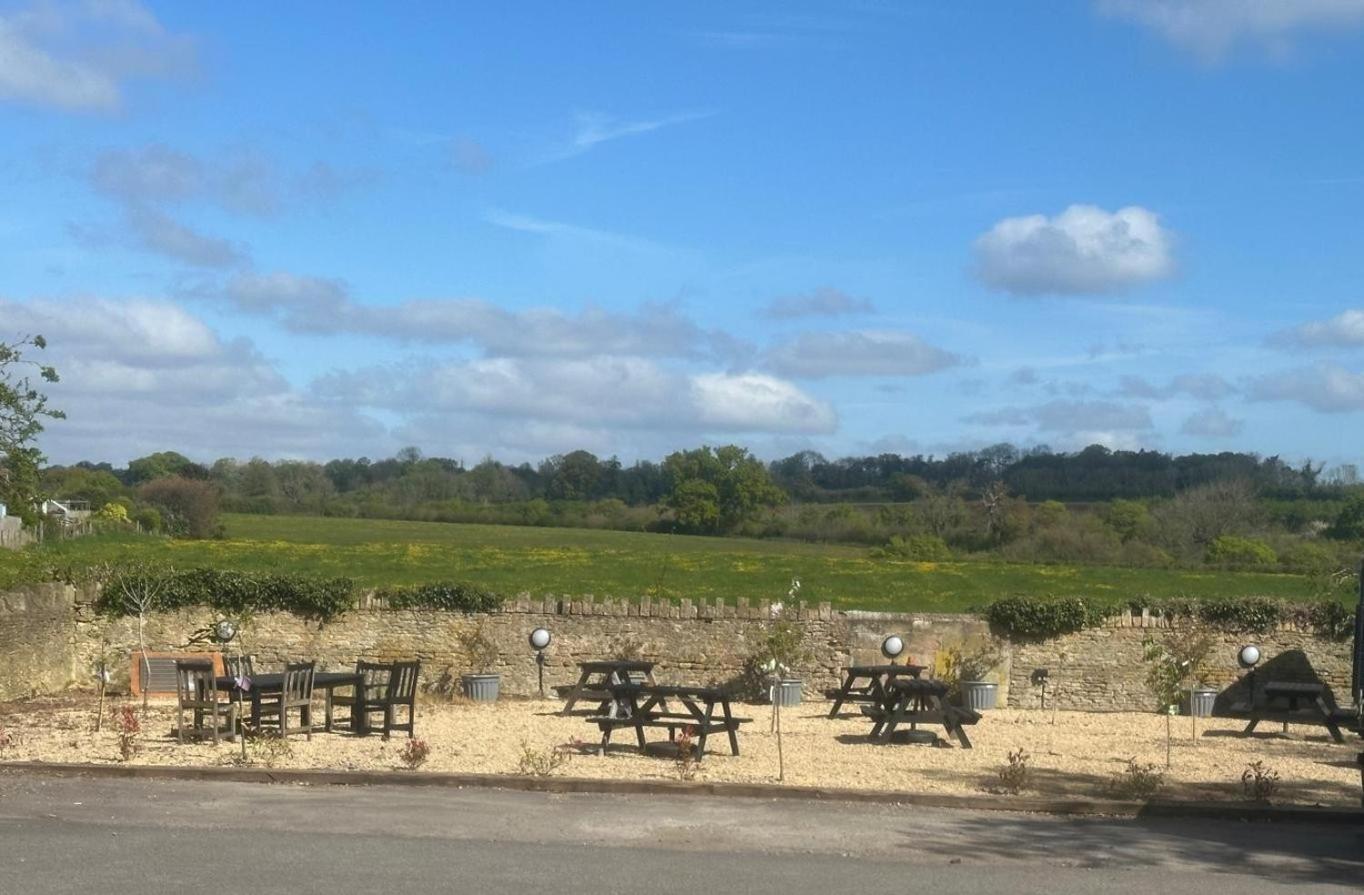 The White Hart Hotel Atworth Luaran gambar