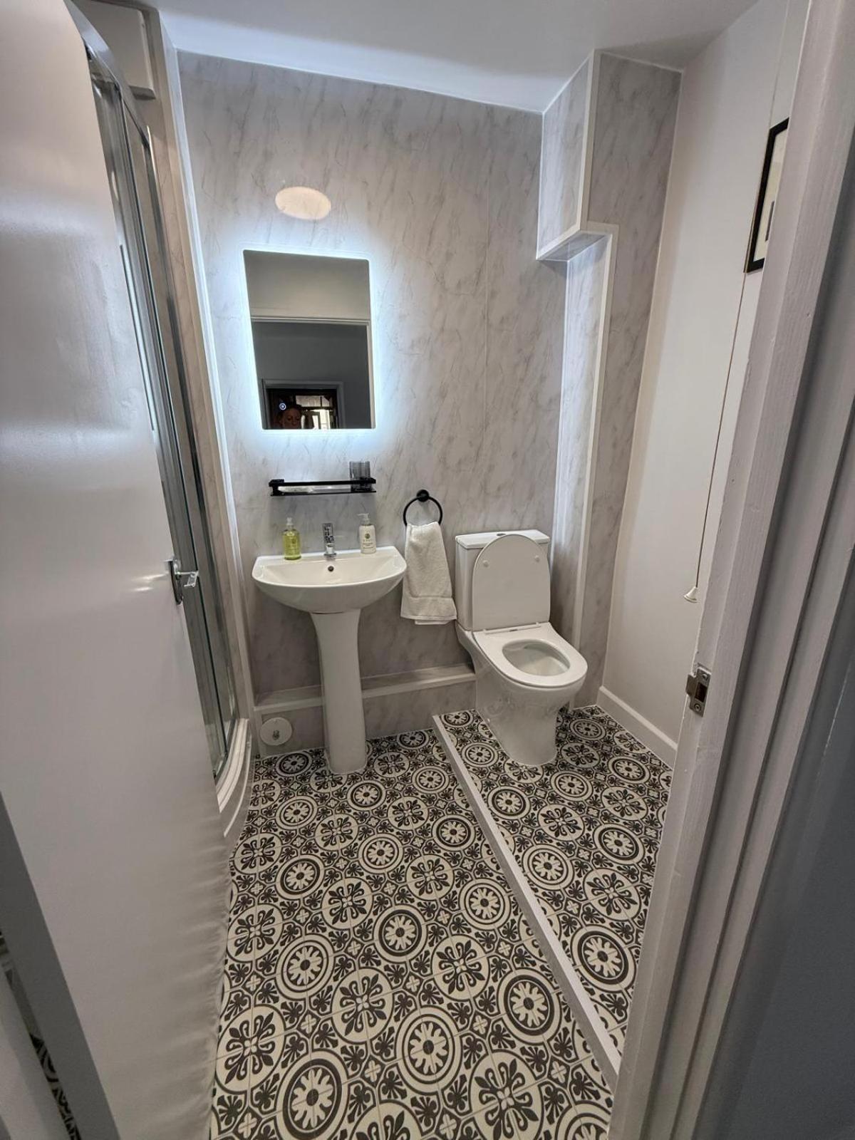 The White Hart Hotel Atworth Luaran gambar