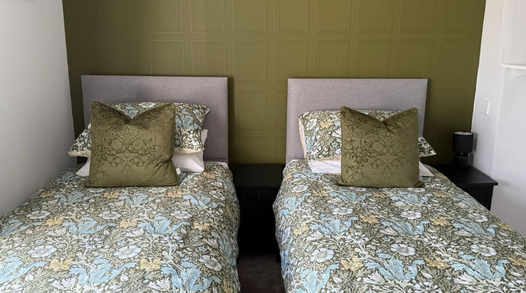 The White Hart Hotel Atworth Luaran gambar