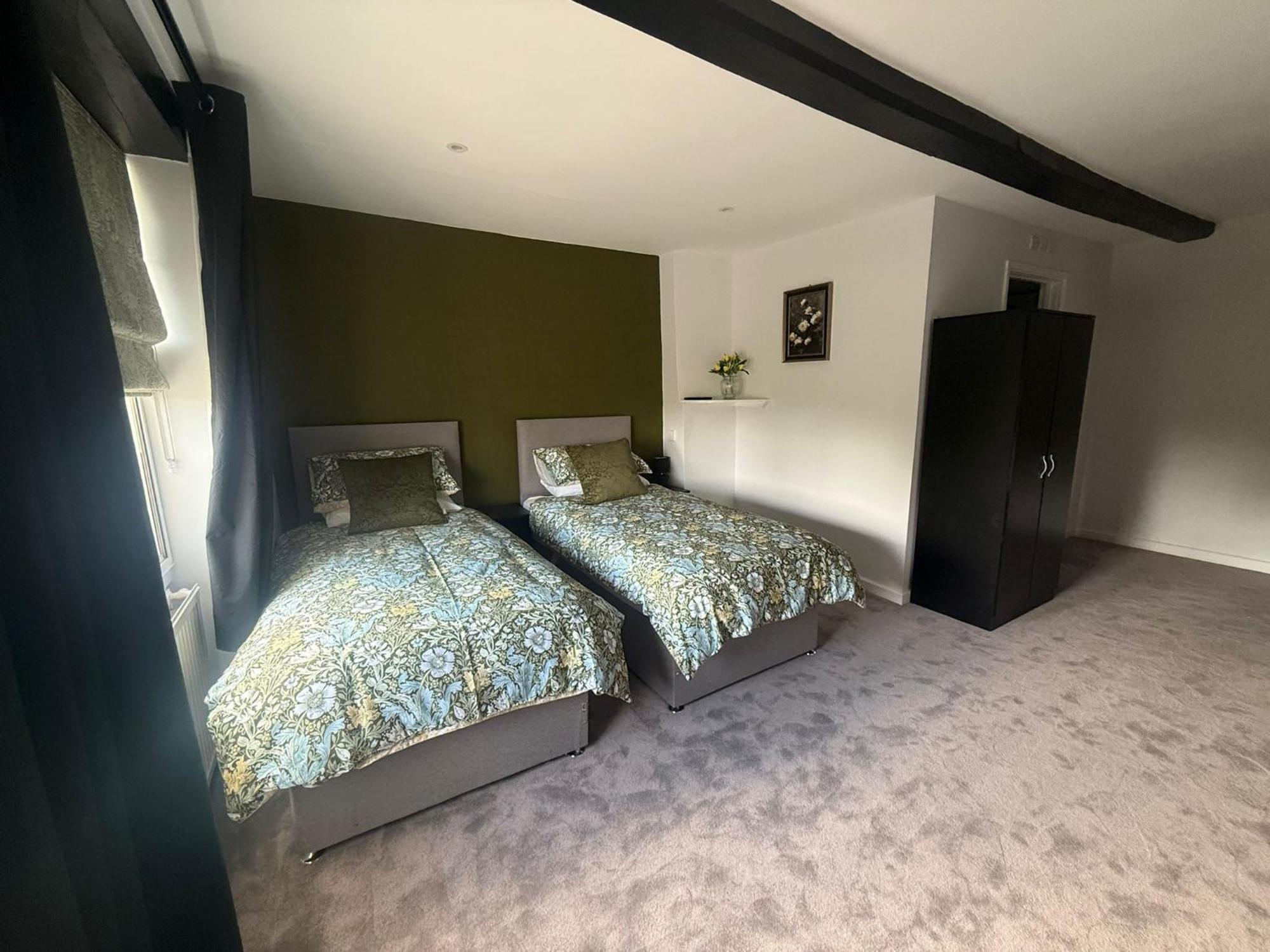 The White Hart Hotel Atworth Luaran gambar