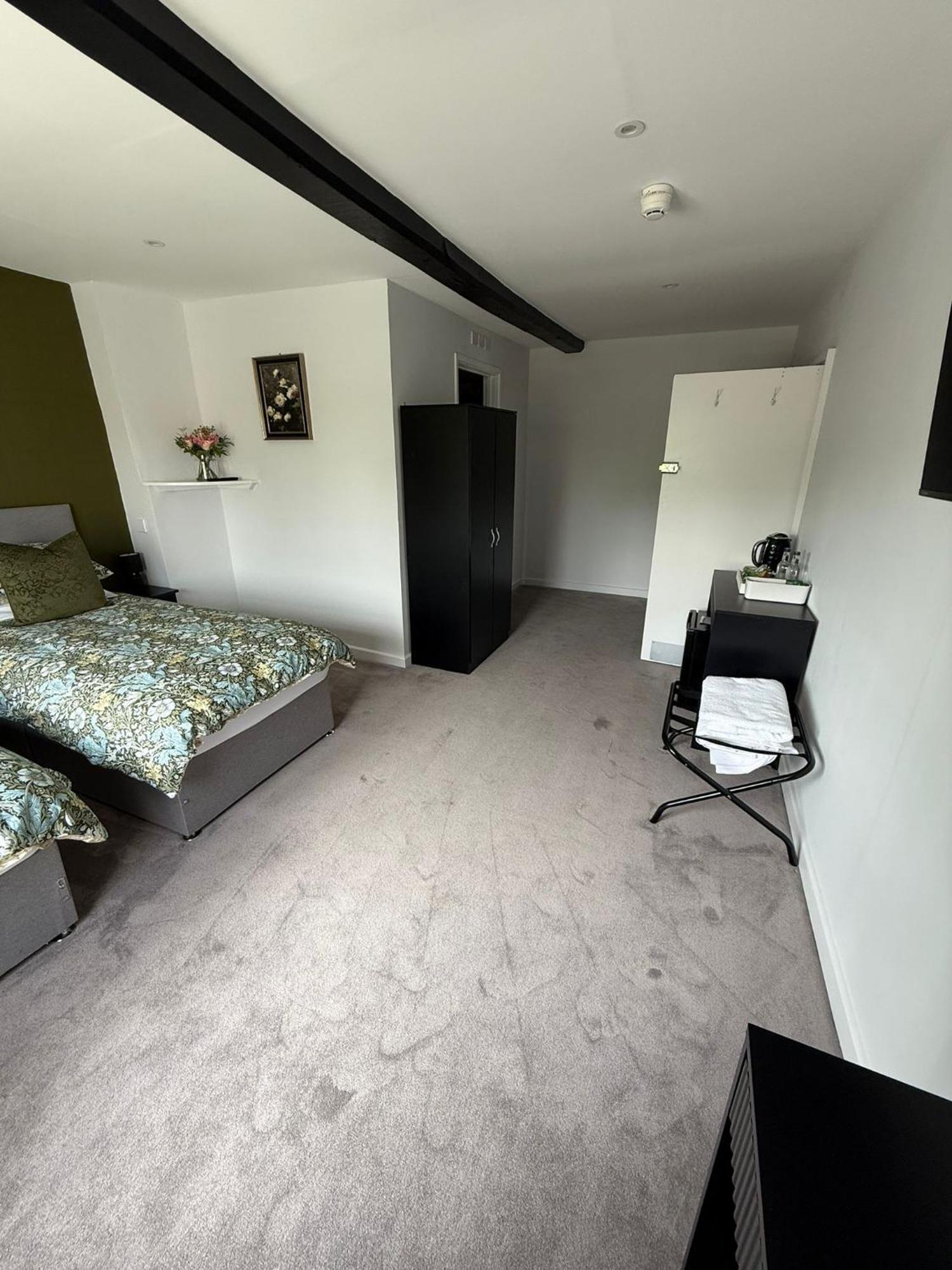 The White Hart Hotel Atworth Luaran gambar